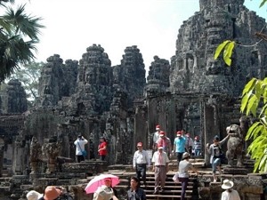 Vietnamese tourists visit Bayon temple in Cambodia (Source: VNA)